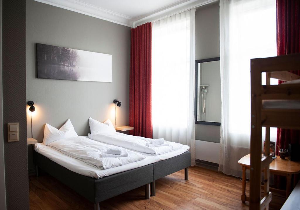 Henriks Hotell Skien Exterior foto